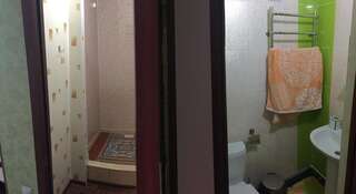 Гостиница  У Друзей Пятигорск Двухместный номер с 2 отдельными кроватями и собственной ванной комнатой-4