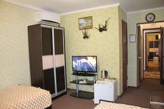 Гостиница  У Друзей Пятигорск Двухместный номер с 2 отдельными кроватями и собственной ванной комнатой-1